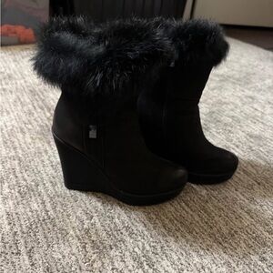 Elegant Black Wedge Boots with Faux Fur Trim
